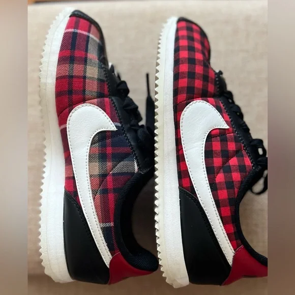 Nike Black and Red Sneakers Size 5Y - Picture 3 of 14